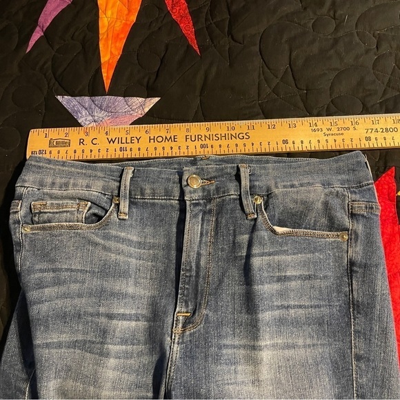 Good American skinny jeans some distressing - Picture 8 of 10